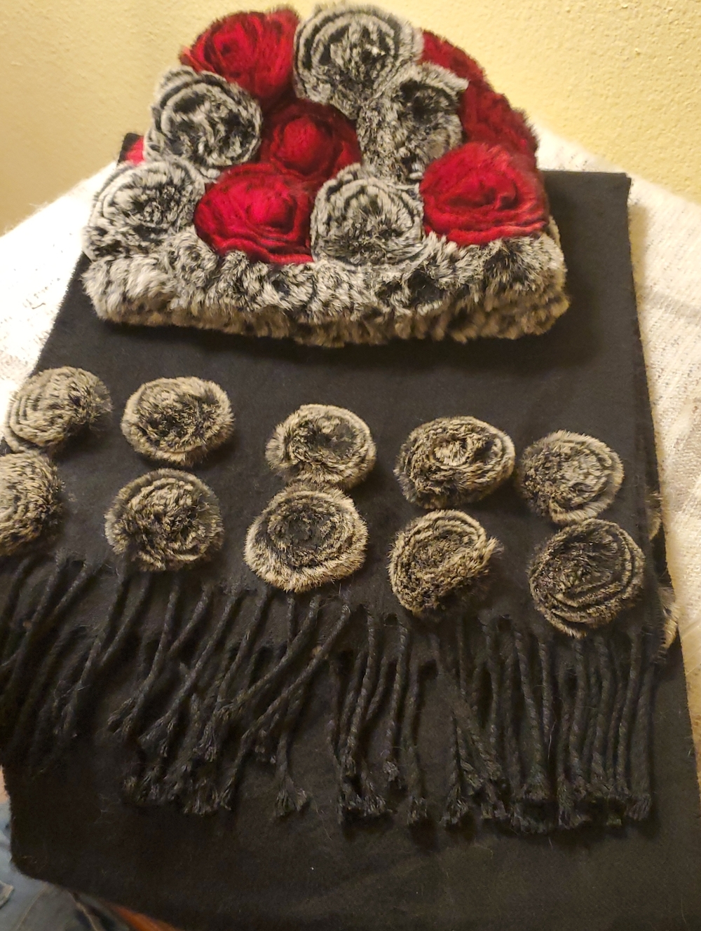 Faux Fur Rose Beanie and Scarf Set - Black and Red